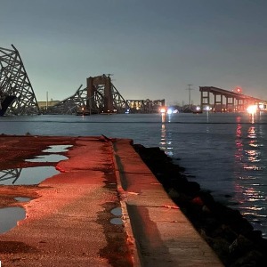 Un pont s'effondre aux Etats Unis, percuté par un bateau !