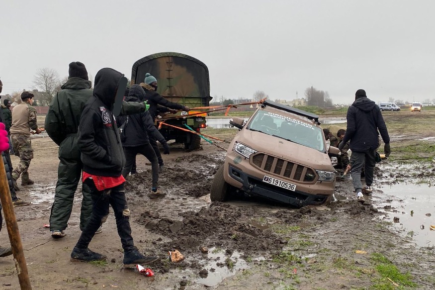 Calais : Après drifts et pointes de vitesse, un véhicule de l'armée s'embourbe