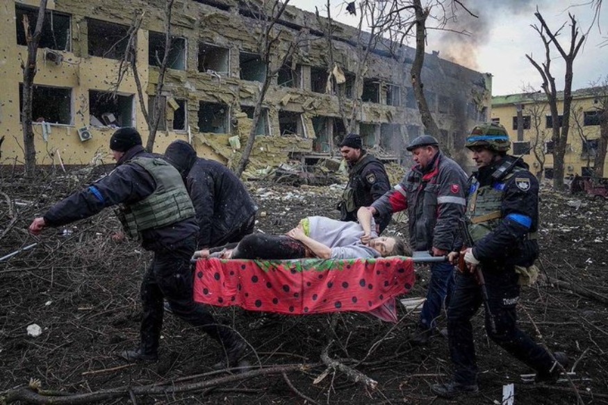 La femme enceinte évacuée sur une civière après le bombardement de la maternité de Marioupol et son bébé sont décédés